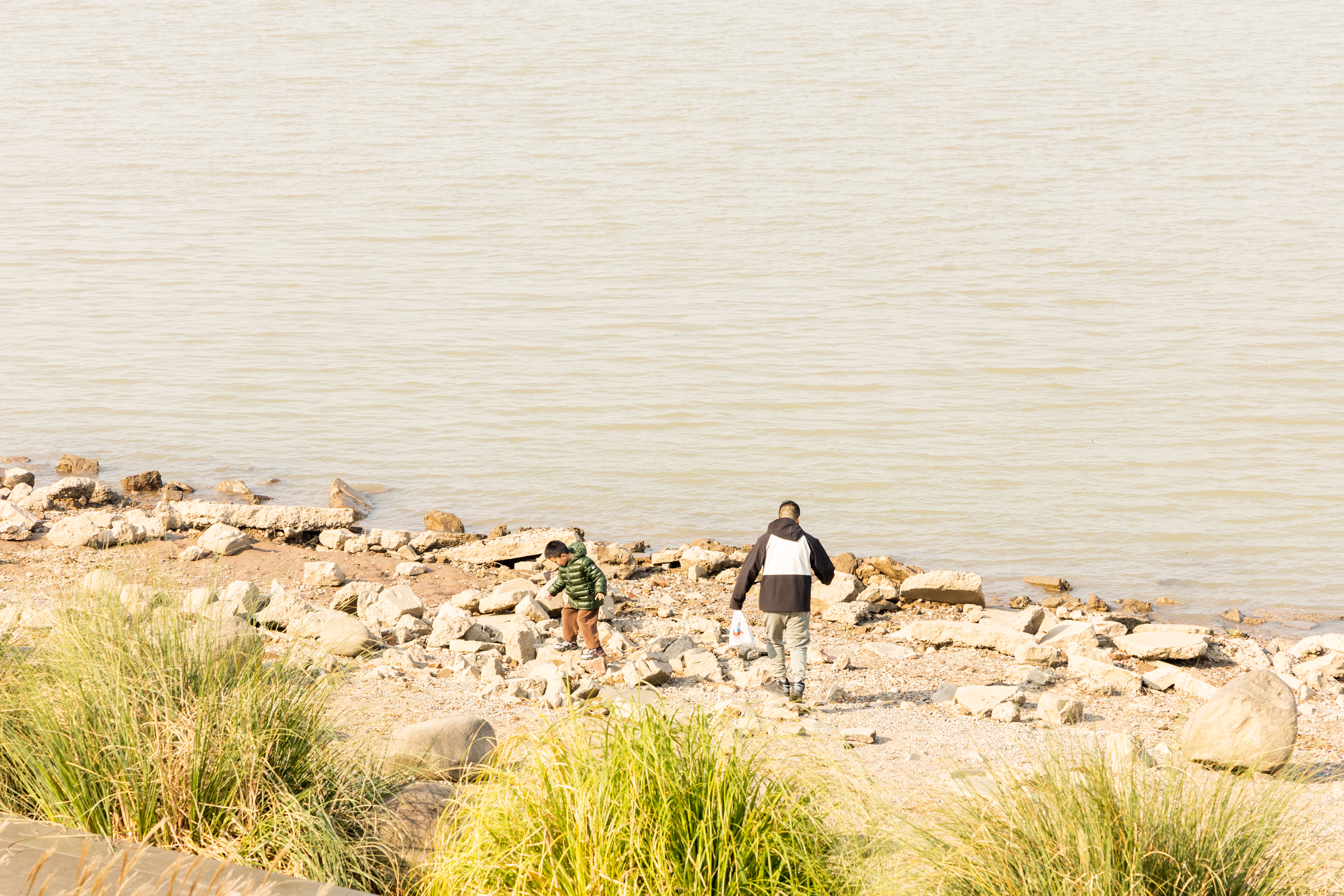 奶爸带娃江边玩