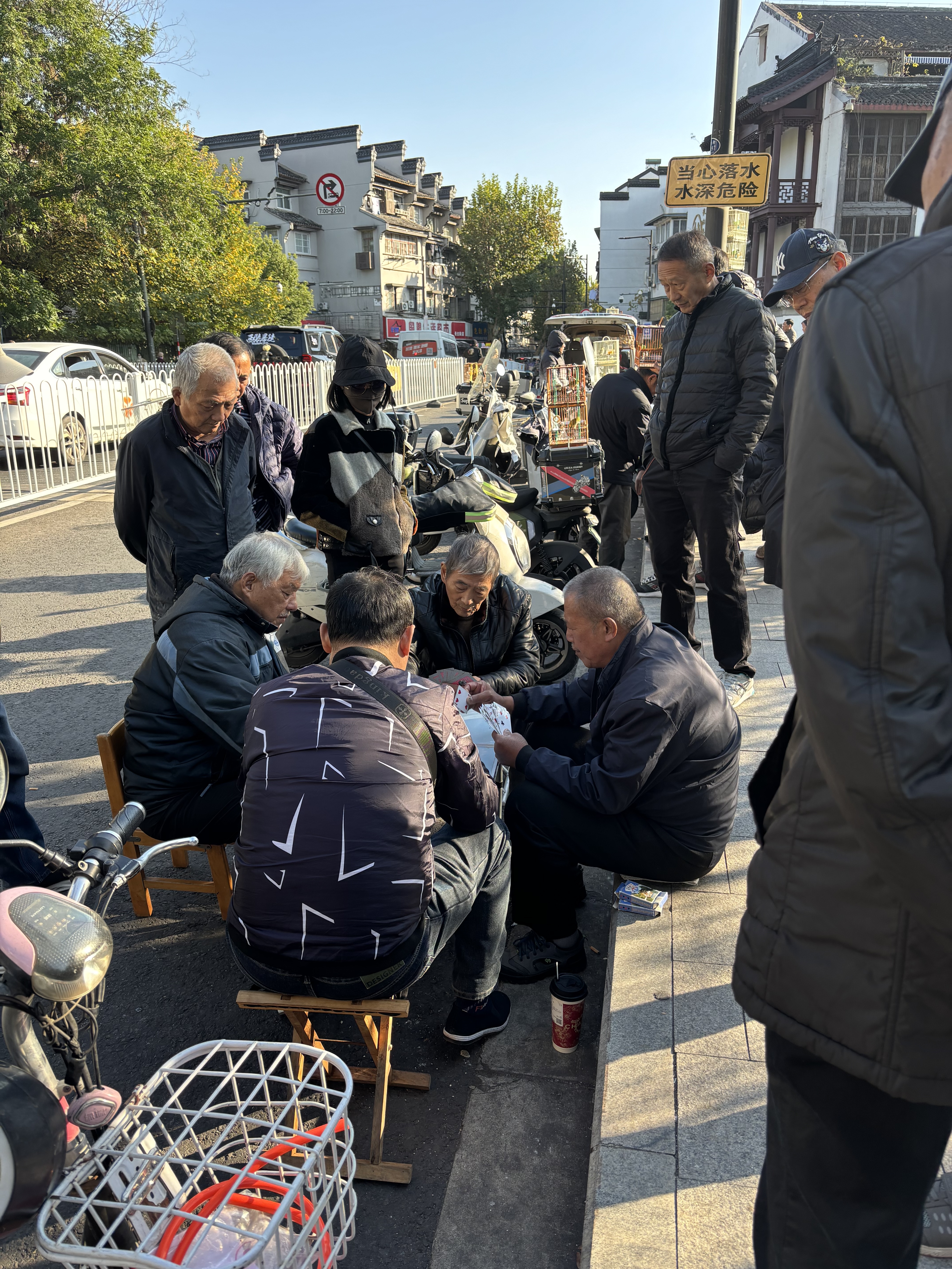 南京街头大爷掼蛋
